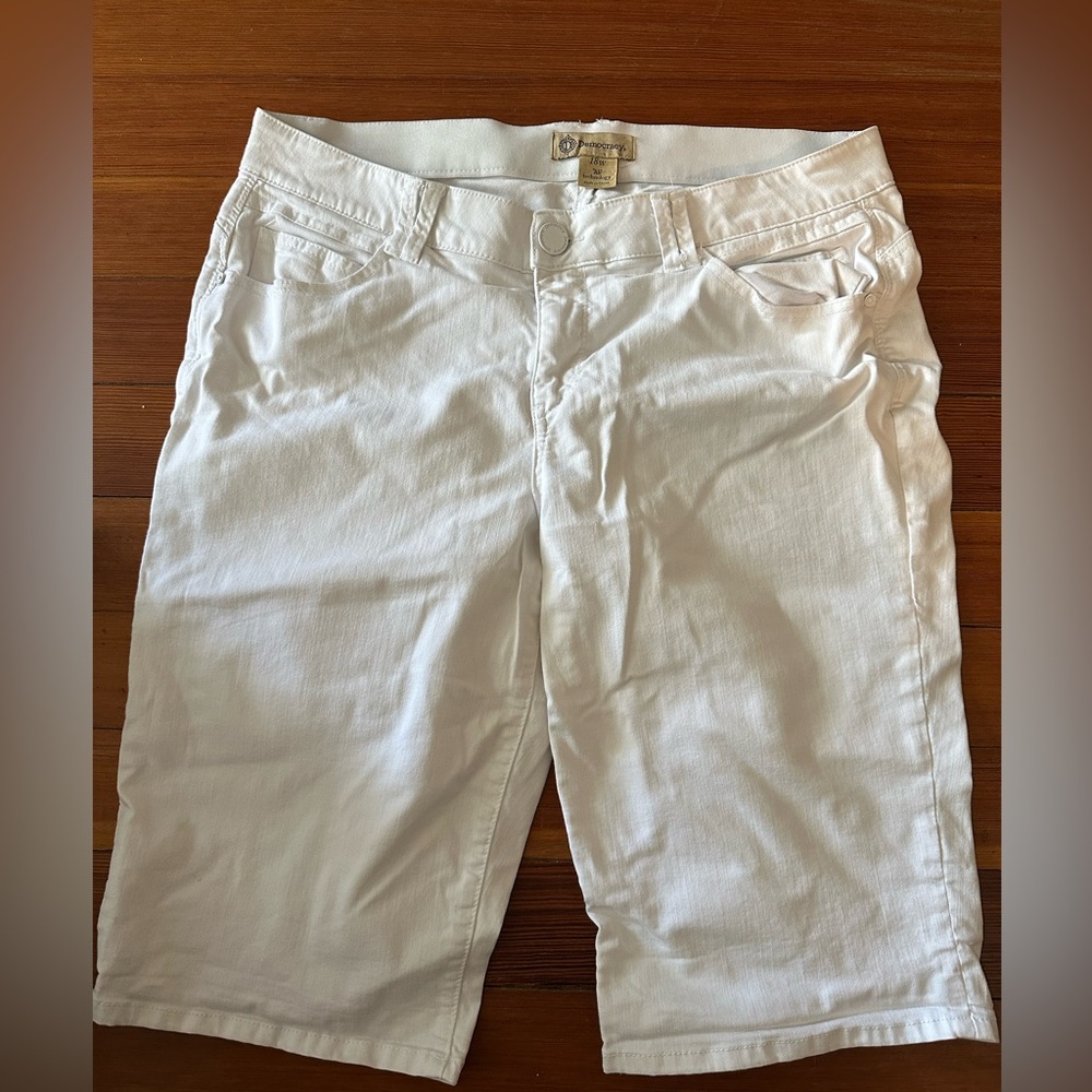 White Deomcracy Women's Bermuda shorts - Picture 6 of 9